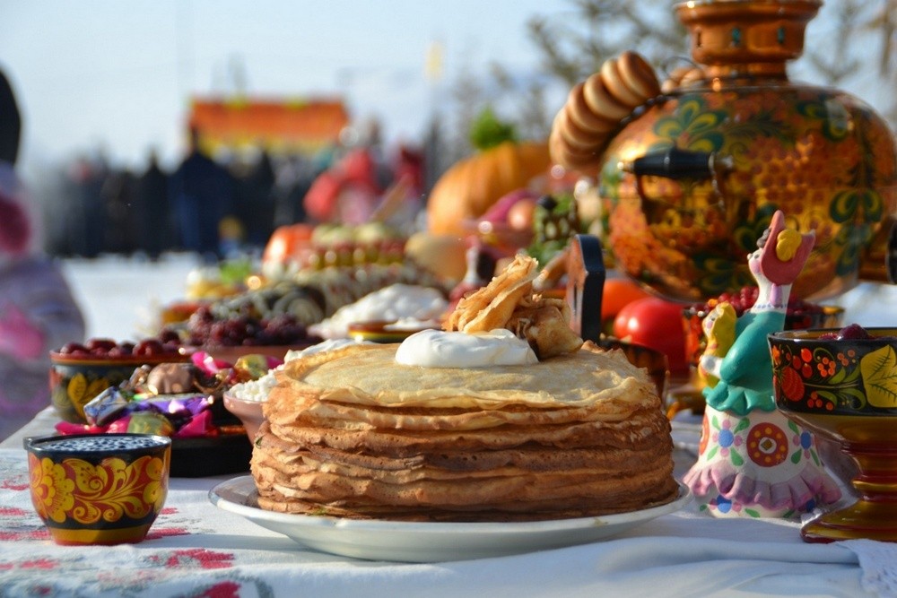 Млинці із самоваром на столі