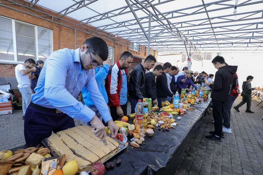 Мусульмани біля святкового столу