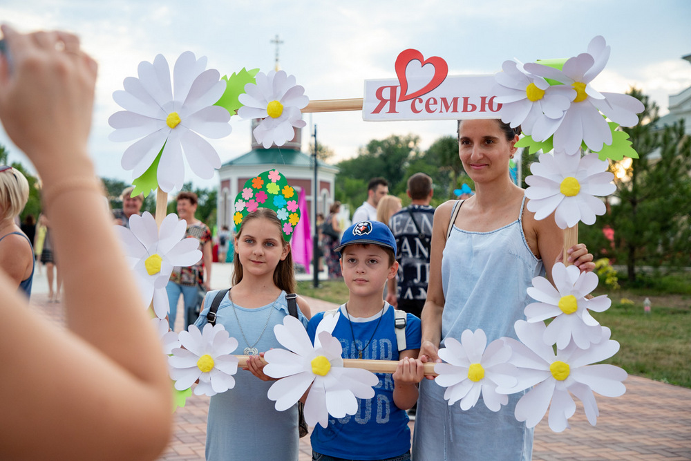 Дівчина з дітьми