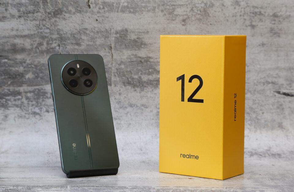 Після realme 12 5G компанія випустила і версію цієї моделі без підтримки мереж п'ятого покоління.  Може здатися, що різниця тут тільки в чіпсетах, але ні смартфон принципово інший.  Чимось він навіть цікавіший за 5G-варіант, але давайте про все по порядку.  .  Зміст Зовнішній вигляд Екран Продуктивність Камери Автономність Разом: наша думка про realme 12 Технічні характеристики realme 12: Екран: 6,67 дюйма, 2400х1080, AMOLED, 120 Гц Процесор: Qualcomm Snapdragon 682 Об'єм камера: 50 Мп (f/1.9, 1/1,95 дюйма, OIS) + датчик глибини 2 Мп Фронтальна камера: 16 Мп Акумулятор: 5 000 мАг, швидка зарядка 67 Вт Розміри: 163х75, 5х7, 9 мм Вага: 18 Зовнішній вигляд Цього року номерна серія realme отримала дійсно відомий дизайн задньої панелі з круглим подіумом та подвійною вертикальною смугою.  Те ж саме рішення використане і в новому realme 12. Панель тут плоска, пластикова, за структурою поверхні нагадує софт-тач покриття.  Відбитків пальців не залишається, тому смартфон цілком можна носити без чохла.  Подіум оформлений трохи простіше, ніж на дорогих моделях – ефектного безелю тут немає.  Але навіть так симетрична «спинка» виглядає привабливо та акуратно.  Кнопка живлення та клавіші гучності знаходяться на правій грані.  Зверху – роз'єм для дротових навушників, знизу – лоток для SIM-карток.  Сподіваємося, у наступному поколінні мікрофон все ж таки зрушать подалі від лотка, і користувачі перестануть плутати два отвори при спробі витягнути лоток.  Екран Це дивно, але екран базової моделі з 4G здався нам навіть цікавішим, ніж у версії 5G.  Справа в тому, що якщо 5G-модель використовує нехай і якісний, але все-таки LCD-дисплей, realme 12 встановлена ​​OLED-матриця з діагоналлю 6,67-дюйма, роздільною здатністю 2400х1080 пікселів і частотою оновлення 120 Гц.  Її головна перевага навіть не в соковитіших кольорах або максимально глибокому чорному, а в набагато вищій піковій яскравості.  Вона досягає 2000 нит проти скромних 950 нит у 5G-моделі смартфона.  А в результаті екран залишається легко читається навіть під прямим сонячним промінням, та й дивитися контент на ньому куди приємніше.  Як і всі OLED-смартфони, гаджет підтримує режим завжди увімкненого екрану.  Заставки традиційні, можна зробити свою унікальну в нехитрому «конструкторі».  Зрозуміло, на місці режиму захисту очей, передбачена можливість управління герцьовкою, колірною температурою та іншими параметрами відображення.  Одна з цікавих особливостей realme 12 у тому, що він вміє визначати наявність води на екрані, після чого піднімає точність розпізнавання торкання мокрими пальцями.  Це дуже зручно, якщо ви хочете написати повідомлення під дощем або банально сполоснули руки.  А ще тут передбачено і захист від води IP54, яка дає можливість використовувати смартфон під дощем.  За продуктивність realme 12 відповідає вже чудово знайома нам однокристальна система Snapdragon 685. Чіпсет не найпотужніший, але надзвичайно стабільний і «холодний», за що його і цінують багато користувачів.  А ще більш стабільним його робить просунута система охолодження з випарною камерою з нержавіючої сталі площею 4392 кв.  мм та 12 436 кв.  мм високоефективного графітового шару.  Цього достатньо, наприклад, щоб після години гри у Free Fire температура корпусу realme 12 не перевищувала 40 градусів.  Сам Snapdragon 685 відноситься до чіпсетів середнього рівня і набирає близько 350 000 балів у бенчмарку AnTuTu та 465/1435 балів у Geekbench 6 (одно- та багатоядерні тести).  Він без проблем дозволяє запускати більшість ігор на низьких або середніх налаштуваннях графіки, тим більше що у разі realme 12 з ним «у комплекті» йдуть 8 Гбайт оперативної пам'яті.  Вбудована пам'ять телефону залежить від конфігурації – 256 або 512 Гбайт.  Цілком непогано для моделі трохи дорожче 20 000 рублів.  Такий великий накопичувач у сегменті до 26 000 рублів, можливо, унікальна пропозиція.  Якщо ж 8 Гбайт вам здасться мало, ви зможете подвоїти обсяг його оперативної пам'яті за рахунок вбудованої пам'яті за допомогою технології динамічного розширення DRE.  Камери Цікаво, що на відміну від realme 12 5G з його 108-Мп камерою новий realme 12 отримав основну камеру на базі 50-Мп сенсора Sony LYT-600.  Здавалося б, найпростішої моделі в серії і покладено найскромніший датчик.  Але ні - Sony LYT-600 відноситься до субфлагманського сегменту і використовується в набагато дорожчих смартфонах: наприклад, тому ж realme GT 6T.  Замість того, щоб рахувати мегапікселі, давайте подивимося на фотографії.  З точки зору балансу кольорів, деталізації, швидкості роботи автофокус претензій до основної камери немає.  Знімати їй приємно, якість для середнього класу цілком гідна.  Різниця з дорожчими моделями відчувається лише на рівні обробки.  Наприклад, під час контрового світла може пропадати частина неба або інші світлі деталі.  При цьому засвічення кадру не відбувається, у тінях великих провалів немає.  Наскільки «робочим» вийшов 2-разовий внутрішньосенсорний зум?  Ось ця квітка знята на зумі 2х.  Можна помітити, що дрібні деталі не перетворюються на кашу і не «пливуть» — знімок виглядає так, наче знятий взагалі без зумування.  Важливий момент – камера гаджета отримала оптичну стабілізацію зображення.  Рідкісна опція в настільки доступних телефонах, і realme 12 5G її, наприклад, позбавлений.  Оптостаб буде дуже незайвим при використанні зуму, та й відео «з рук» буде виглядати набагато більш плавним.  Є тут і унікальні фільтри від відомого кінооператора Клаудіо Міранда, як у Pro-моделей цієї серії, а камера телефону може одночасно розпізнавати до 10 осіб, роблячи відмінні групові портрети.  Щодо фронталки, то вона тут цілком стандартна.  16-Мп датчик дозволяє їй робити непогані автопортрети лише на рівні конкурентів.  Автономність Realme 12 4G використовує стандартний для сучасних смартфонів акумулятор ємністю 5000 мАг.  Його вистачає приблизно на 1,5-2 дні типового використання, а для заряджання батареї передбачена швидка зарядка SUPERVOOC потужністю 67 Вт.  На повну зарядку телефону потрібно менше 50 хвилин, а 50% заряду він набирає за 20 хвилин.  Адаптер живлення потужністю 80 Вт йде з ним у комплекті.  Разом: наша думка про realme 12 5G-мережі в Росії поки не актуальні.  І в цьому плані новий realme 12 виглядає не здешевленим компромісом, а дуже збалансованим рішенням, шлях і без підтримки 5G.  У нього яскравий OLED-екран, чудова камера з оптостабом та перевірений часом процесор Snapdragon 685 з достатнім для більшості завдань обсягом оперативної пам'яті.  Та й виглядає телефон справді дуже стильно.  У магазинах realme 12 представлений у кольорах «Блакитний світанок» і «Зелений малахіт».  Версія з 8/256 Гбайт пам'яті коштує від 21 999 руб., 8/512 Гбайт - від 25 999 руб.  Трохи пізніше має з'явитися варіант із найскромнішими обсягами 8/128 Гбайт.  Детальніше про realme 12 Реклама.  ТОВ «РМ КОМ'ЮНІКЕЙШН», ІПН: 7703474590, erid: F7NfYUJCUneLsXEw3h29 Продавець: ТОВ «ДНС РІТЕЙЛ», ОГРН 1102540008230, юр.адрес Владі-1006 сходу, д. 155, корпус 3 офіс 5. Теги смартфони