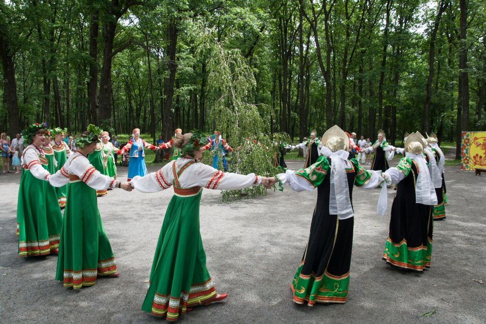 Дівчата у вбраннях, береза, ліс