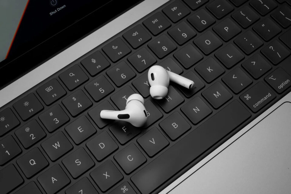 Як підключити AirPods до ноутбука на Windows та macOS