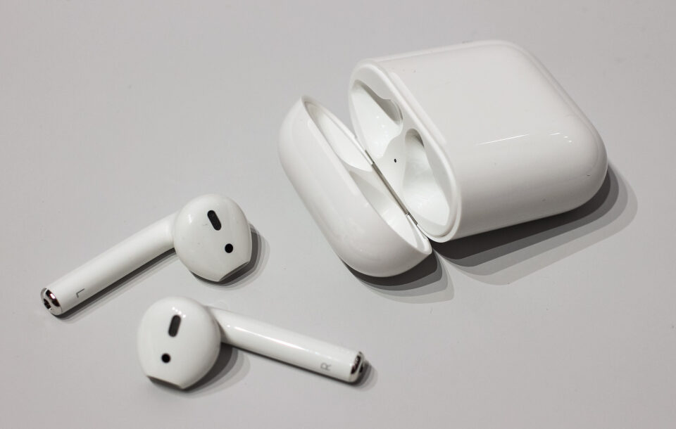 Які моделі навушників AirPods існують і в чому різниця