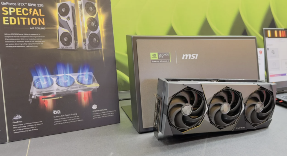 Представлено унікальну відеокарту GeForce RTX 5090 з 5 вентиляторами.