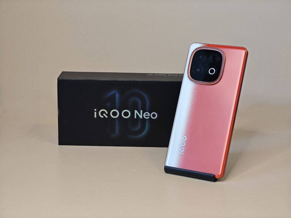 Огляд смартфона IQOO Neo 10: Топ -продуктивність для адекватних грошей